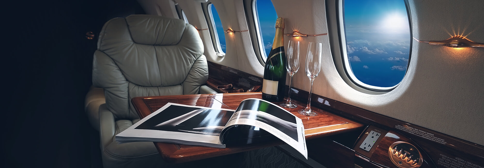 Шампанское в самолете можно. Перелет на частном самолете. Салон частного самолета. Полет на бизнес джете. Шампанское в частном самолете.